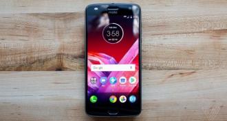 Первый взгляд на Motorola Z2 Play – флагман компании Очень большой, но темный дисплей